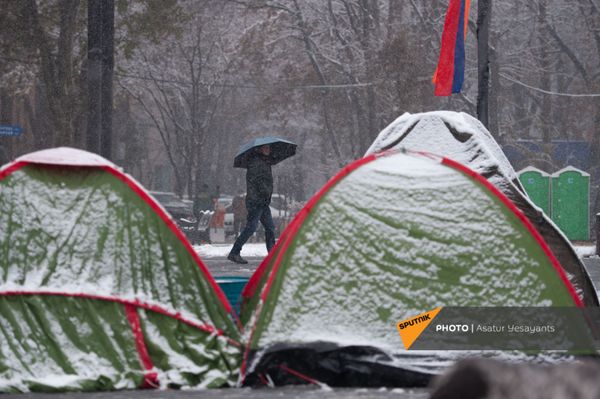 Протестующие на площади Республики в Ереване (23 декабря 2020). Еревaн Протестующие на площади Республики в Ереване (23 декабря 2020). Еревaн - Sputnik Армения