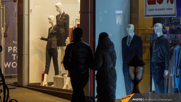 Пара проходит мимо витрин брендовых магазинов одежды в центре Еревана - Sputnik Армения