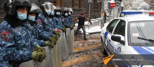 Мужчина проходит мимо полицейского кордона на перекрестке проспекта Тиграна Меца и улицы Мелика Адамяна (24 декабря 2020). Еревaн Мужчина проходит мимо полицейского кордона на перекрестке проспекта Тиграна Меца и улицы Мелика Адамяна (24 декабря 2020). Еревaн - Sputnik Արմենիա