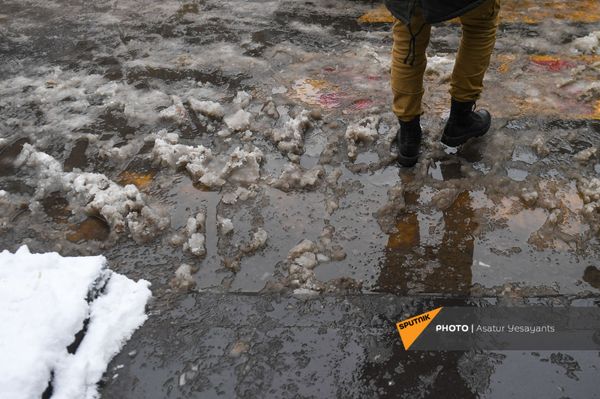 Снегопад в Ереване: граждане жалуются, мэрия объясняет - Sputnik Армения