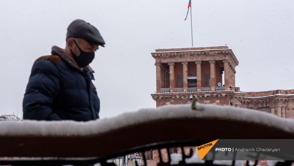 Мужчина проходит мимо скамьи на площади Республики (24 декабря 2020). Еревaн Мужчина проходит мимо скамьи на площади Республики (24 декабря 2020). Еревaн - Sputnik Արմենիա