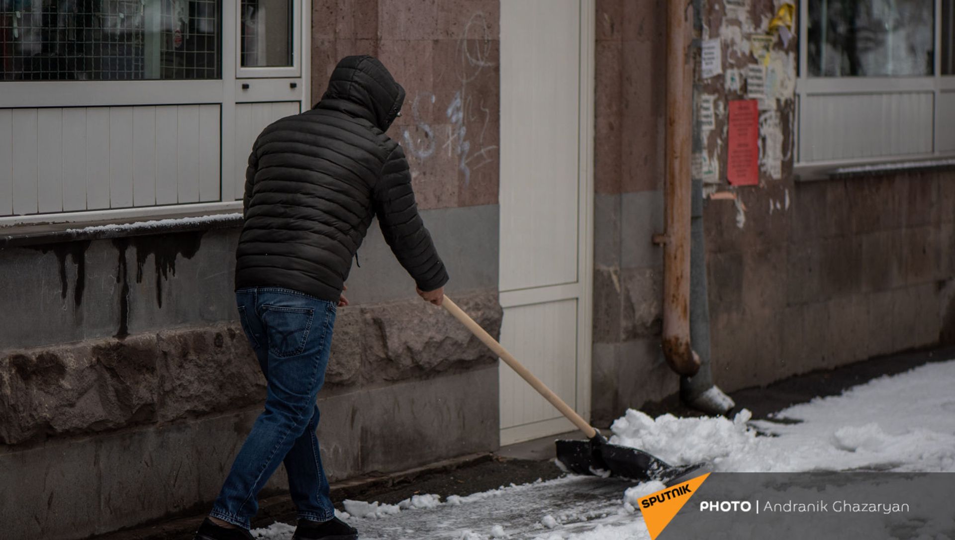 Молодой человек очищает от снега улицу Молодой человек очищает от снега улицу - Sputnik Արմենիա, 1920, 21.02.2021