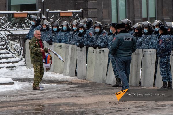 Полиция выставила кордон у правительства — Гегам Манукян решил ей помочь - Sputnik Армения