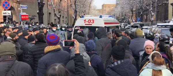 Ակտիվիստները շրջափակել են ՀՀ կառավարության շենքը Ակտիվիստները շրջափակել են ՀՀ կառավարության շենքը - Sputnik Արմենիա