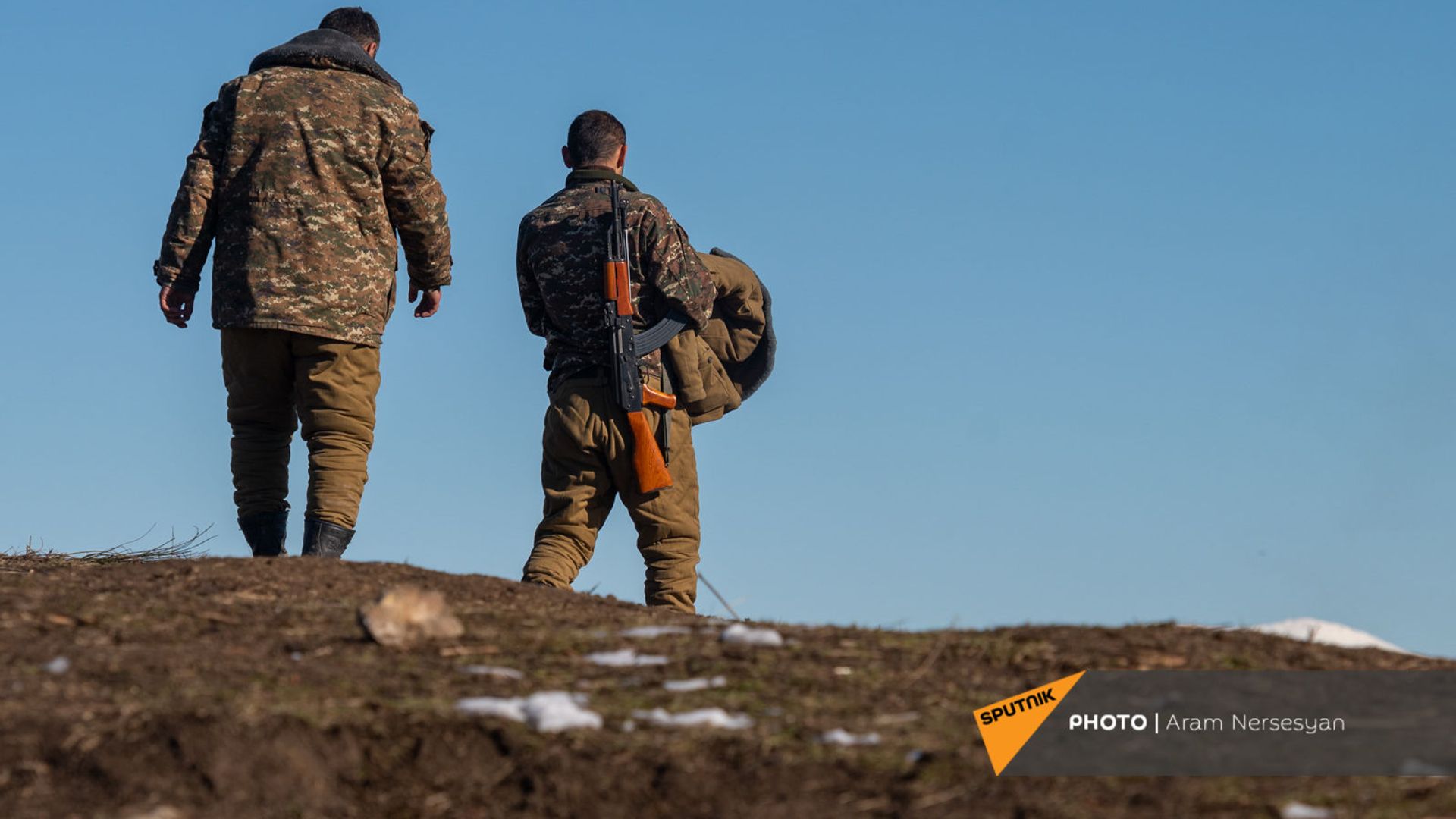 Армянские военнослужащие на одной из позиций близ села Давид Бек в Сюникской области Армении Армянские военнослужащие на одной из позиций близ села Давид Бек в Сюникской области Армении - Sputnik Армения, 1920, 13.05.2021