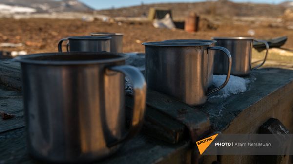 Армейские кружки на одной из позиций близ села Давид Бек в Сюникской области Армении - Sputnik Армения