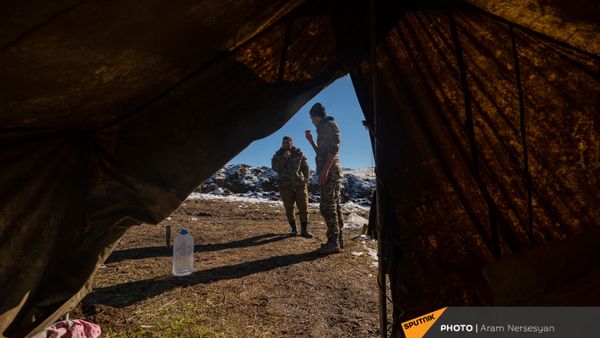 Армянские военнослужащие на одной из позиций близ села Давид Бек в Сюникской области Армении - Sputnik Армения