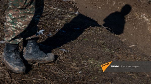 Армянские военнослужащие на одной из позиций близ села Давид Бек в Сюникской области Армении - Sputnik Армения