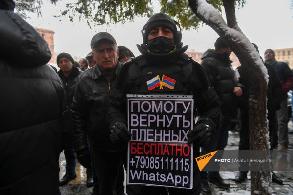 Помогу вернуть пленных . Что за мужчина стоял у здания правительства Армении? - Sputnik Армения