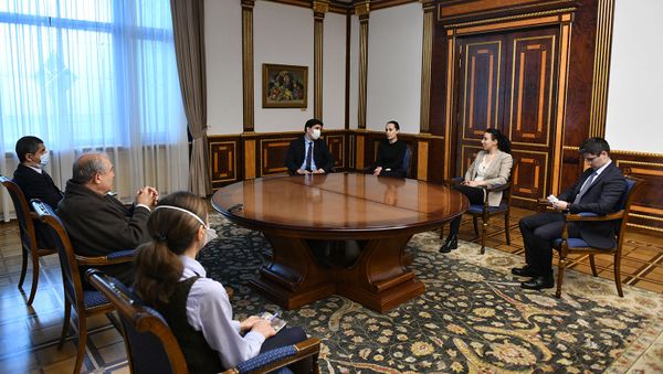 Президент Армен Саркисян на встрече с представителем РА в Европейском суде по правам человека Егише Киракосяном, правозащитниками Сирануш Саакян, Леоном Горгяном и политологом Ириной Капланян (24 декабря 2020). Еревaн - Sputnik Արմենիա