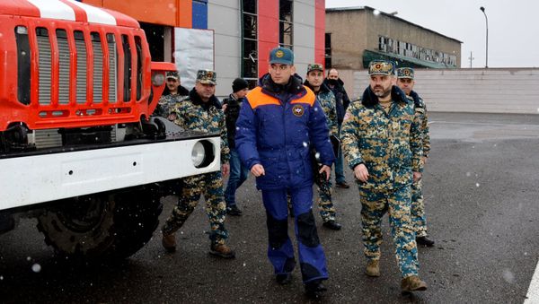 Директор ГСЧС Карен Саркисян  в сопровождении полковника Вадима Гаршена ознакомился с техническими способностями спецтехники службы (24 декабря 2020). Карабах - Sputnik Արմենիա
