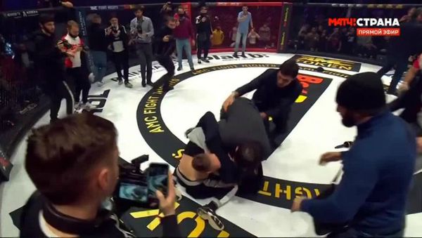 Массовая драка на турнире ММА AMC Fight Nights: Winter Cup во время боя между Исмаиловым и Минеевым (24 декабря 2020). Москва - Sputnik Армения