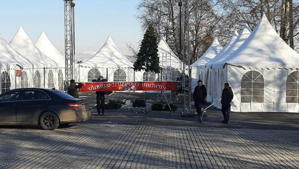 Демонтаж новогодних палаток в Степанакерте (25 декабря 2020). Карабах Демонтаж новогодних палаток в Степанакерте (25 декабря 2020). Карабах - Sputnik Армения