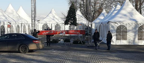 Демонтаж новогодних палаток в Степанакерте (25 декабря 2020). Карабах - Sputnik Արմենիա