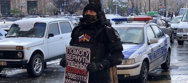 Активист с плакатом на площади Республики (24 декабря 2020). Еревaн Активист с плакатом на площади Республики (24 декабря 2020). Еревaн - Sputnik Армения