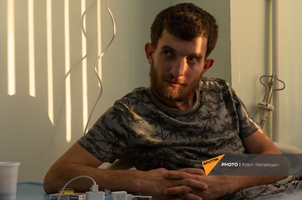 Доброволец Гор Бабаян в центральном клиническом военном госпитале Доброволец Гор Бабаян в центральном клиническом военном госпитале - Sputnik Армения