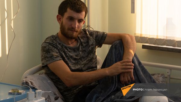 Доброволец Гор Бабаян в центральном клиническом военном госпитале - Sputnik Армения