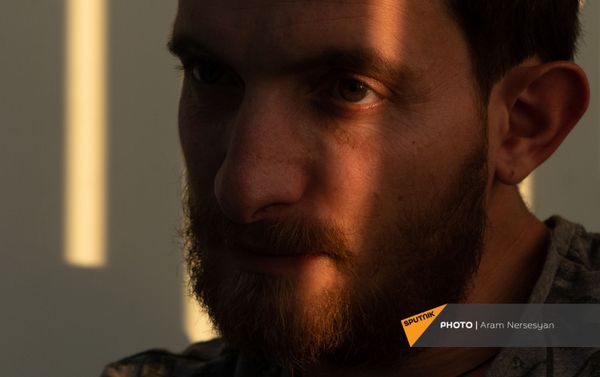 Доброволец Гор Бабаян в центральном клиническом военном госпитале Доброволец Гор Бабаян в центральном клиническом военном госпитале - Sputnik Армения
