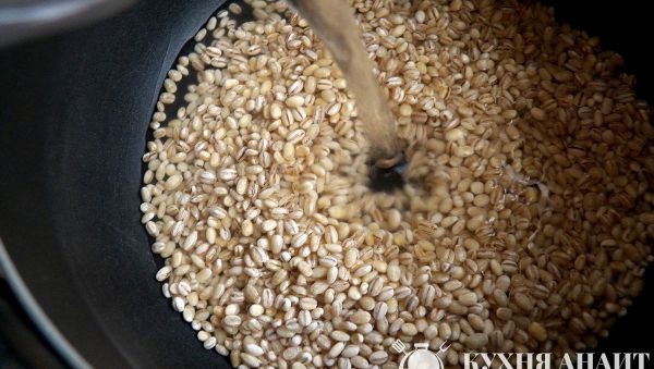 Перловая крупа заливается водой - Sputnik Армения