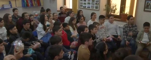 Акцию «Юнармия – детям Карабаха» провели миротворцы в одной из школ Степанакерта (27 декабря 2020). Карабах - Sputnik Армения