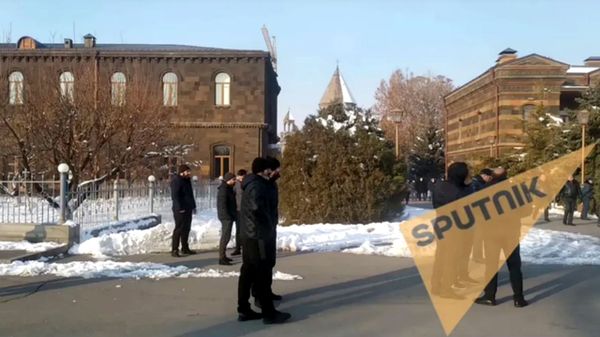 Сторонники армянской церкви собрались у храма Св. Гаяне в Эчмиадзине – видео Сторонники армянской церкви собрались у храма Св. Гаяне в Эчмиадзине – видео - Sputnik Армения