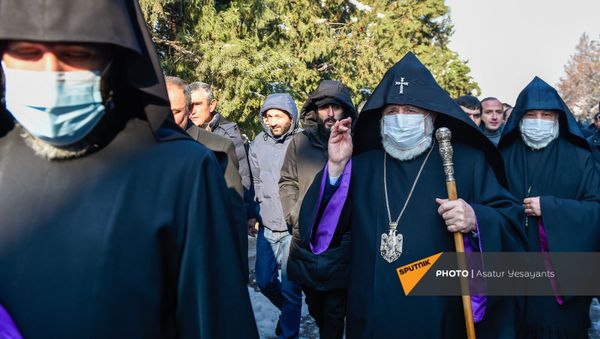 Католикос Гарегин II на акции в поддержку ААЦ под девизом Решительно встанем на защиту нашей церкви (27 декабря 2020). Эчмиадзин Католикос Гарегин II на акции в поддержку ААЦ под девизом Решительно встанем на защиту нашей церкви (27 декабря 2020). Эчмиадзин - Sputnik Армения