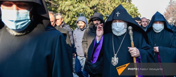 Католикос Гарегин II на акции в поддержку ААЦ под девизом Решительно встанем на защиту нашей церкви (27 декабря 2020). Эчмиадзин Католикос Гарегин II на акции в поддержку ААЦ под девизом Решительно встанем на защиту нашей церкви (27 декабря 2020). Эчмиадзин - Sputnik Армения