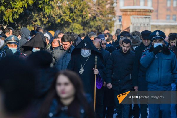 Католикос Гарегин II на акции в поддержку ААЦ под девизом Решительно встанем на защиту нашей церкви (27 декабря 2020). Эчмиадзин Католикос Гарегин II на акции в поддержку ААЦ под девизом Решительно встанем на защиту нашей церкви (27 декабря 2020). Эчмиадзин - Sputnik Армения