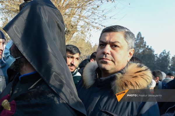Артур Ванецян на акции в поддержку ААЦ под девизом Решительно встанем на защиту нашей церкви (27 декабря 2020). Эчмиадзин Артур Ванецян на акции в поддержку ААЦ под девизом Решительно встанем на защиту нашей церкви (27 декабря 2020). Эчмиадзин - Sputnik Армения