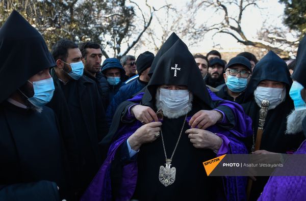 Католикос Гарегин II на акции в поддержку ААЦ под девизом Решительно встанем на защиту нашей церкви (27 декабря 2020). Эчмиадзин Католикос Гарегин II на акции в поддержку ААЦ под девизом Решительно встанем на защиту нашей церкви (27 декабря 2020). Эчмиадзин - Sputnik Армения