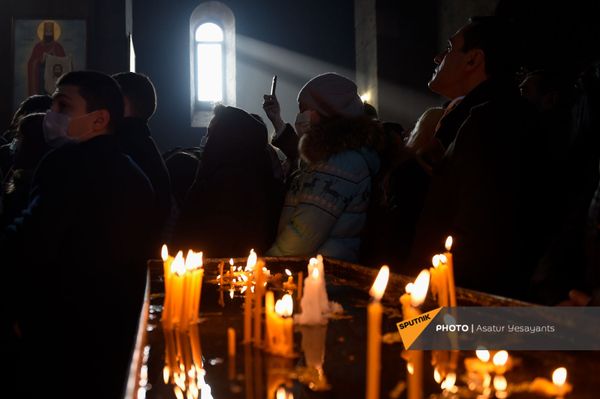 Католикос Гарегин II проводит Литургию на акции в поддержку ААЦ под девизом Решительно встанем на защиту нашей церкви (27 декабря 2020). Эчмиадзин Католикос Гарегин II проводит Литургию на акции в поддержку ААЦ под девизом Решительно встанем на защиту нашей церкви (27 декабря 2020). Эчмиадзин - Sputnik Армения