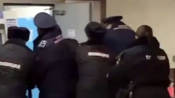 При задержании 27.12.20г. умер мужчина в метро Москвы,скрутили за отсутствие маски. - Sputnik Армения