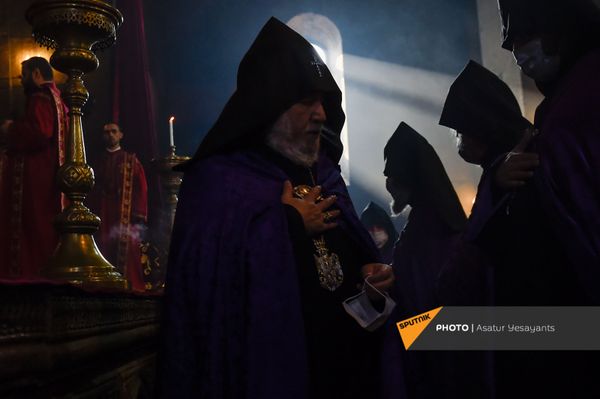 Католикос Гарегин II проводит Литургию на акции в поддержку ААЦ под девизом Решительно встанем на защиту нашей церкви (27 декабря 2020). Эчмиадзин Католикос Гарегин II проводит Литургию на акции в поддержку ААЦ под девизом Решительно встанем на защиту нашей церкви (27 декабря 2020). Эчмиадзин - Sputnik Армения