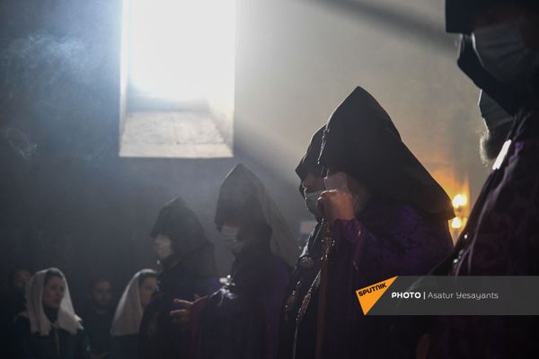 Католикос Гарегин II проводит Литургию на акции в поддержку ААЦ под девизом Решительно встанем на защиту нашей церкви (27 декабря 2020). Эчмиадзин Католикос Гарегин II проводит Литургию на акции в поддержку ААЦ под девизом Решительно встанем на защиту нашей церкви (27 декабря 2020). Эчмиадзин - Sputnik Армения