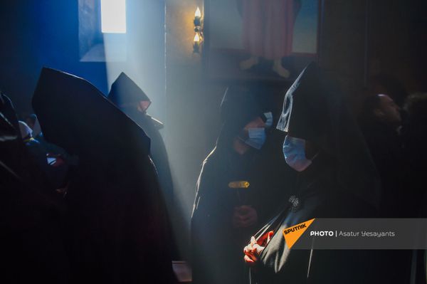 Католикос Гарегин II проводит Литургию на акции в поддержку ААЦ под девизом Решительно встанем на защиту нашей церкви (27 декабря 2020). Эчмиадзин Католикос Гарегин II проводит Литургию на акции в поддержку ААЦ под девизом Решительно встанем на защиту нашей церкви (27 декабря 2020). Эчмиадзин - Sputnik Армения