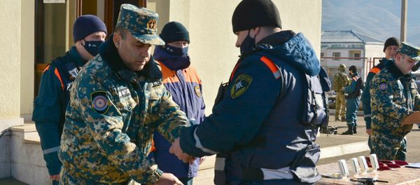 Первый заместитель директора службы по ЧС Карена Саркисяна, полковник Самвел Петросян, поздравил своих российских коллег и вручил им награды (27 декабря 2020). Село Иванян, Карабах - Sputnik Армения
