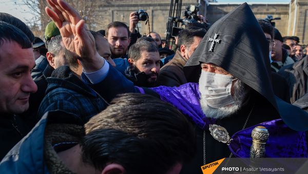Католикос Гарегин II на акции в поддержку ААЦ под девизом Решительно встанем на защиту нашей церкви (27 декабря 2020). Эчмиадзин - Sputnik Армения