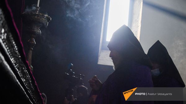 Католикос Гарегин II проводит Литургию на акции в поддержку ААЦ под девизом Решительно встанем на защиту нашей церкви (27 декабря 2020). Эчмиадзин - Sputnik Армения
