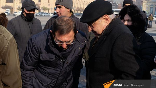 Вазген Манукян (справа) и Гехам Манукян на акции протеста (28 декабря 2020). Еревaн - Sputnik Армения