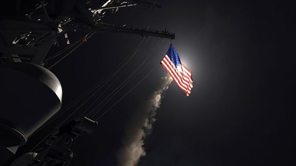Эсминец с управляемыми ракетами USS Porter (DDG 78) запускает наземную ударную ракету Томагавк в Средиземном море (7 апреля 2017). - Sputnik Армения