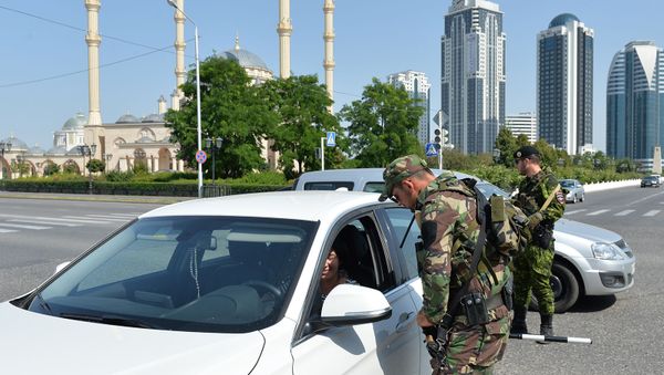 Сотрудники МВД Чечни во время внеочередных рейдов по обеспечению безопасности на дорогах республики (13 августа 2015). Грозный - Sputnik Армения