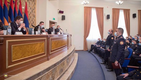 Председатель Следственного комитета Айк Григорян представил сотрудникам комитета нового заместителя (28 декабря 2020). Еревaн Председатель Следственного комитета Айк Григорян представил сотрудникам комитета нового заместителя (28 декабря 2020). Еревaн - Sputnik Армения