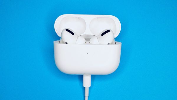 Apple AirPods можно будет управлять с помощью прикосновений к лицу и щелчком языка - Sputnik Армения