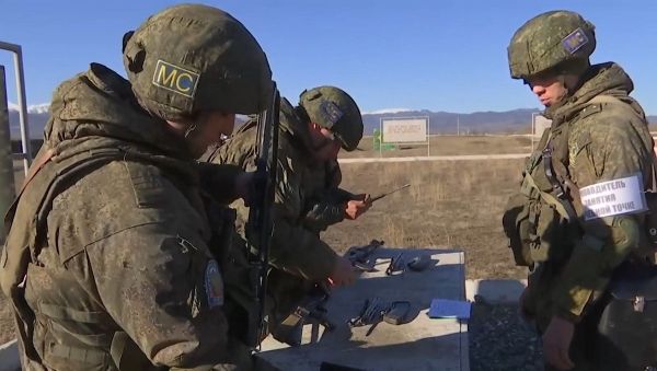 Военнослужащие подразделений российского миротворческого контингента на занятиях по боевой подготовке в полигонах «Степанакерт» и «Мардакертский» Военнослужащие подразделений российского миротворческого контингента на занятиях по боевой подготовке в полигонах «Степанакерт» и «Мардакертский» - Sputnik Արմենիա