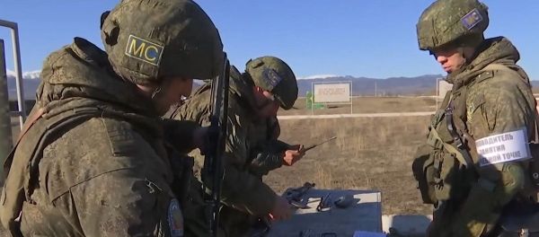 Военнослужащие подразделений российского миротворческого контингента на занятиях по боевой подготовке в полигонах «Степанакерт» и «Мардакертский» Военнослужащие подразделений российского миротворческого контингента на занятиях по боевой подготовке в полигонах «Степанакерт» и «Мардакертский» - Sputnik Արմենիա