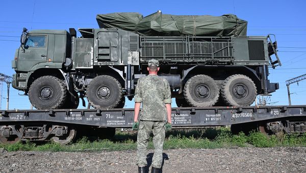 Погрузка зенитно-ракетных комплексов Панцирь-СМ для отправки на полигоны Капустин Яр и Ашулук (1 августа 2019).  Ростовская область - Sputnik Армения