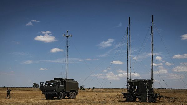 Военнослужащий у комплекса РЭБ «Красуха» на окружном этапе конкурса по полевой выучке (18 июля 2018). Ставропольский край - Sputnik Армения