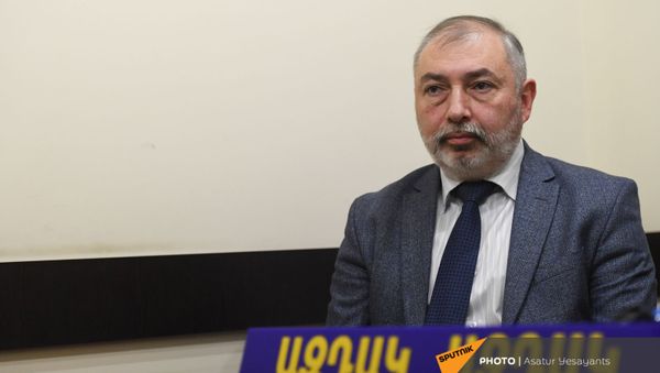 Председатель партии Союз Конституционное право Айк Бабуханян на пресс-конференции по случаю старта новой инициативы Сильная Армения с Россией: во имя нового Союза (28 декабря 2020). Еревaн - Sputnik Արմենիա