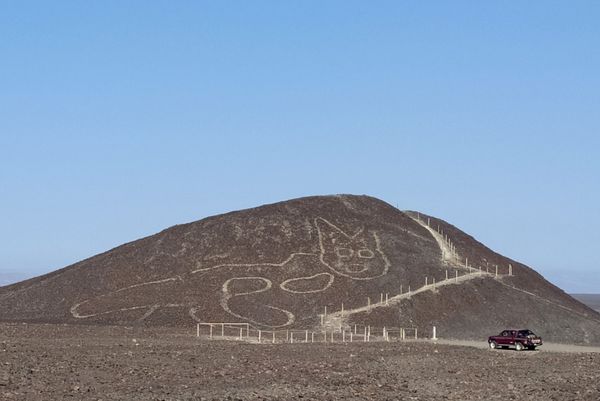 Геоглиф кошки возрастом более 2000 лет на плато Наска в Перу Геоглиф кошки возрастом более 2000 лет на плато Наска в Перу - Sputnik Армения