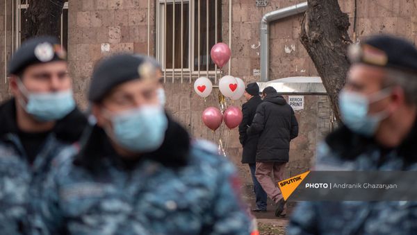 Сотрудники полиции во время митинга оппозиции перед зданием Следственного комитета Армении (29 декабря 2020). Еревaн - Sputnik Армения